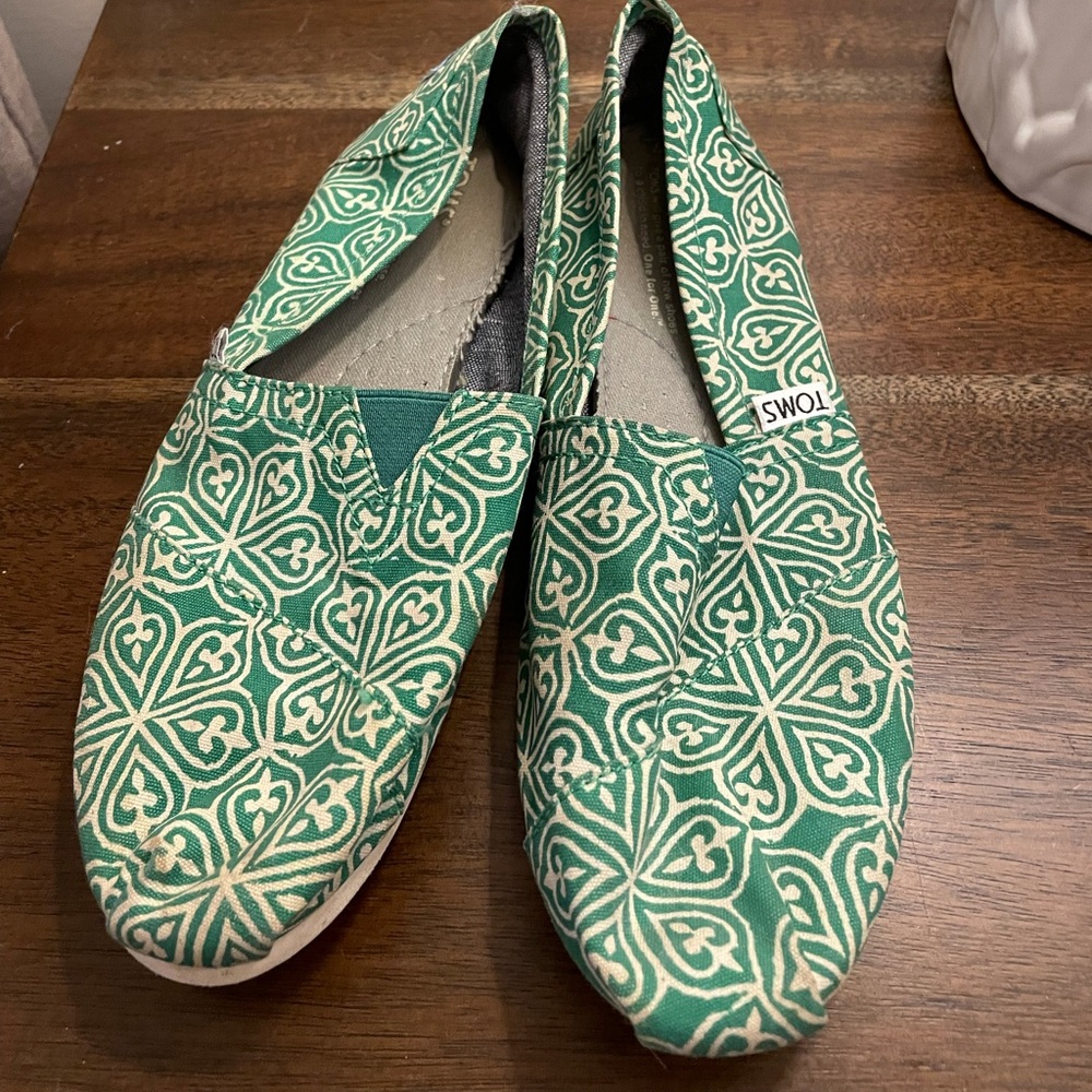 Toms green shoes